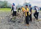Peduli Lingkungan Jajaran Polres Jember Bersih-bersih Pantai Puger