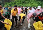Polres Jember Laksanakan Gerakan Indonesia Asri Bersihkan Pantai Watu Ulo