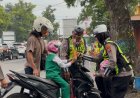 Keselamatan Berkendara, Polres Ponorogo Beri Hadiah Pengendara Tertib