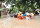 Banjir Terjang Jember, Waka Polres Turun Langsung Evakuasi Warga